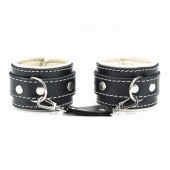 Оковы на руки со светлым подкладом - БДСМ Арсенал - купить с доставкой в Волжском